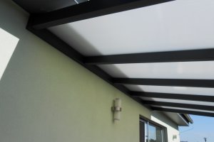 Pergola Piazza + markýza Latin 40, RAL 7016, realizace Bohemiaflex CS