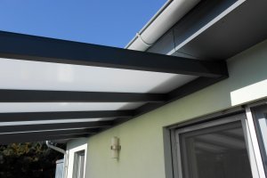 Pergola Piazza + markýza Latin 40, RAL 7016, realizace Bohemiaflex CS