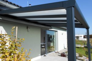 Pergola Piazza + markýza Latin 40, RAL 7016, realizace Bohemiaflex CS