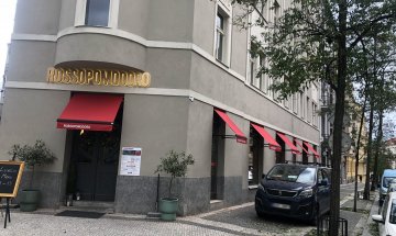 Výklopné markýzy RIMINI PLUS, RESTAURACE  Rossopomodoro v Praze, realizace Bohemiaflex CS